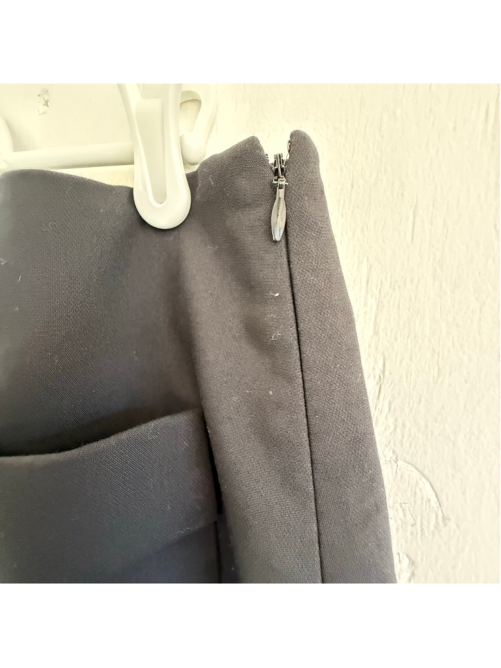 LOFT Black Mini Skirt w/ Front Flap Pockets - Size 6 - Picture 4 of 8